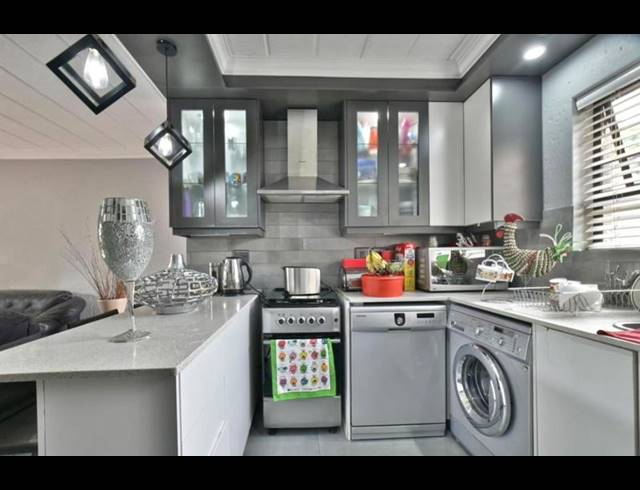 2 BEDROOM TOWNHOUSE FOR SALE IN GLENVISTA